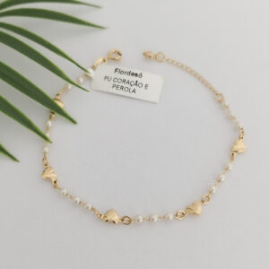 Pulseira Pérolas e Mini Corações Lisos